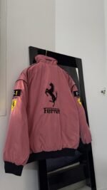 ⁦جاكيت فيراري وردي⁩ - الصورة ⁦3⁩