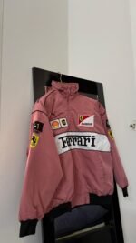 ⁦جاكيت فيراري وردي⁩ - الصورة ⁦2⁩